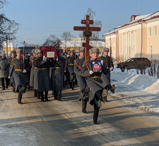 Почетный караул пронес Кирилла Поликарпова до памятника В.И.Ленину