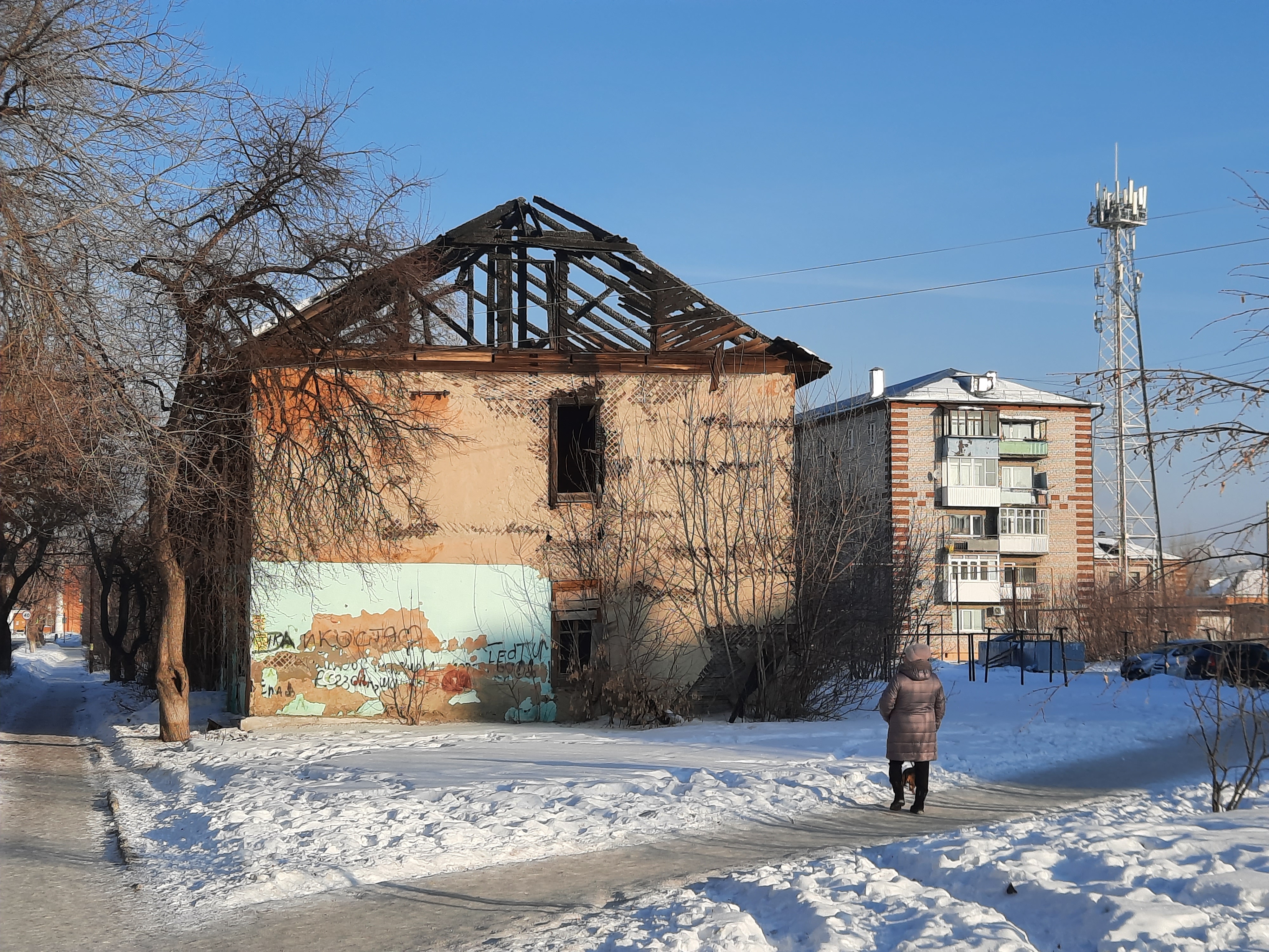 Дома в артемовском районе. Ветхие дома. Старые дома. Старые постройки. Старые здания.