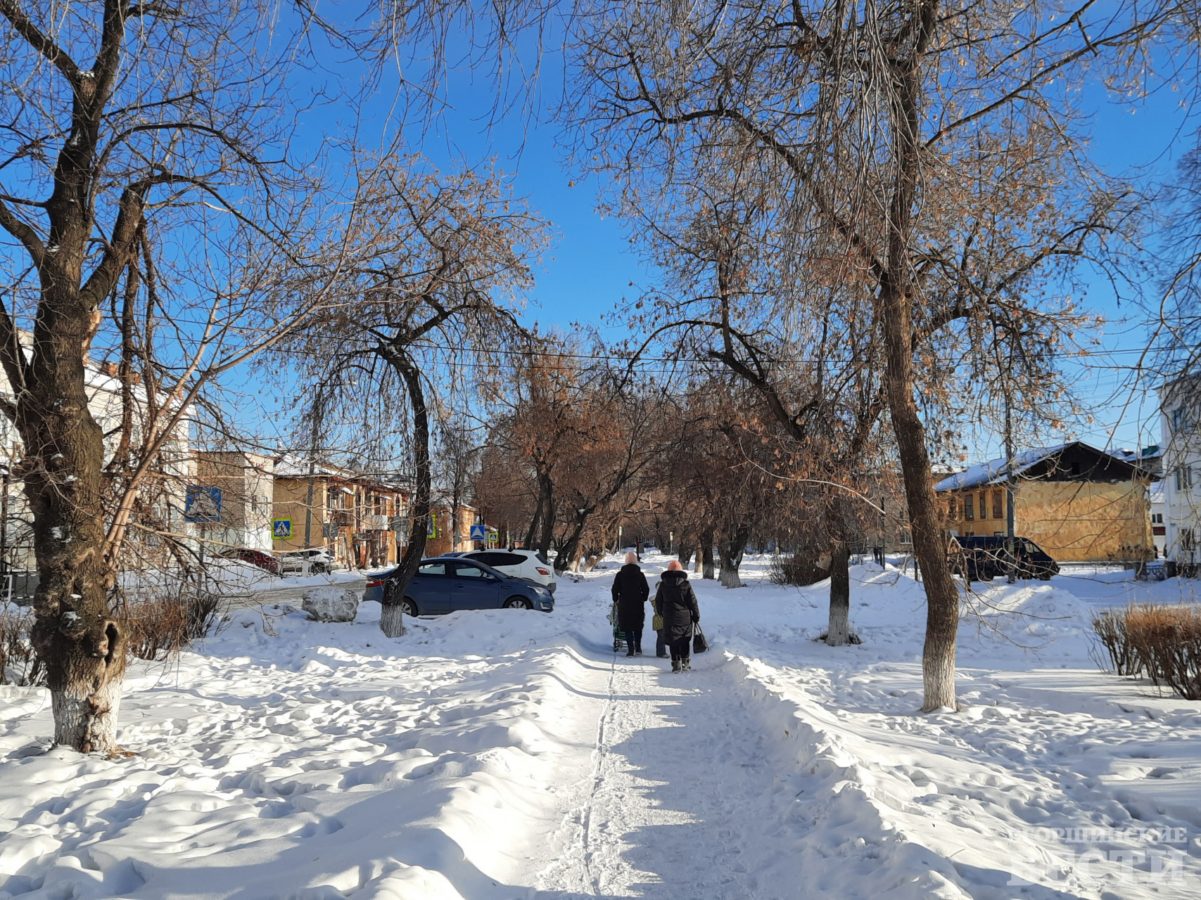 Апрель артемовский. Сквер. Апрель на улице. Артемовск фото. Артемовск фото сейчас.