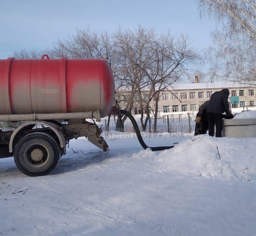 Нынче по предположению жителей дома по ул. Иванова, 5 из канализационного колодца все возвращалось в их дом. 