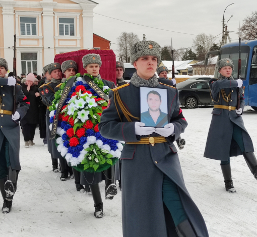 Вячеслава Котенкова проводили в последний путь с воинскими почестями. 