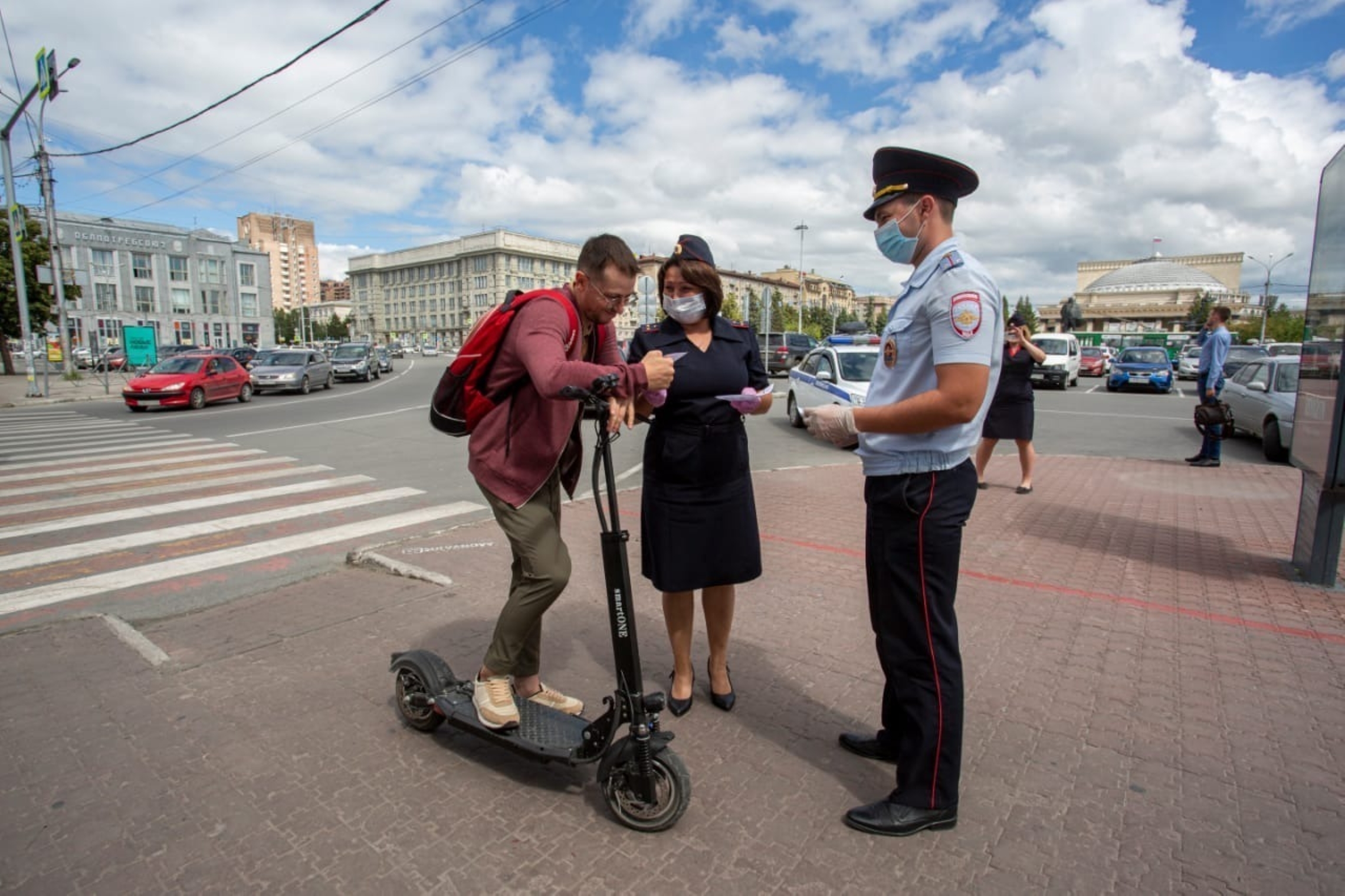 Можно ездить по московской области. Самокаты пешеходы в городе. ДПС на самокате. Самокат на дороге. Электросамокат ДПС.
