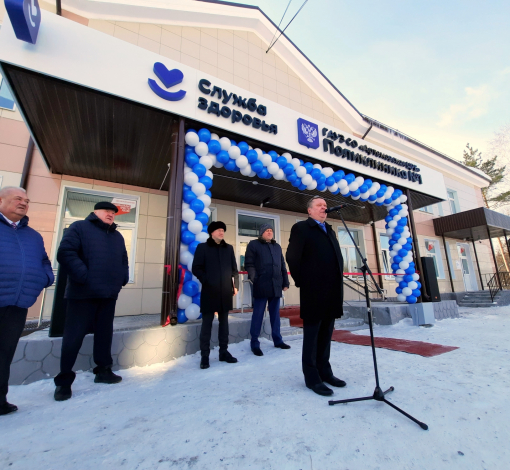 Первый замминистра здравоохранения области Сергей Турков поздравил артемовцев с открытием отремонтированной поликлиники.