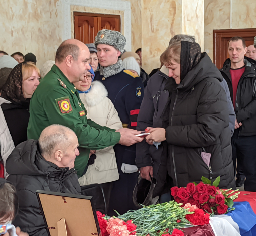 Военком Константин Грунский вручает жене погибшего Константина Седых присвоенный ему посмертно орден Мужества.