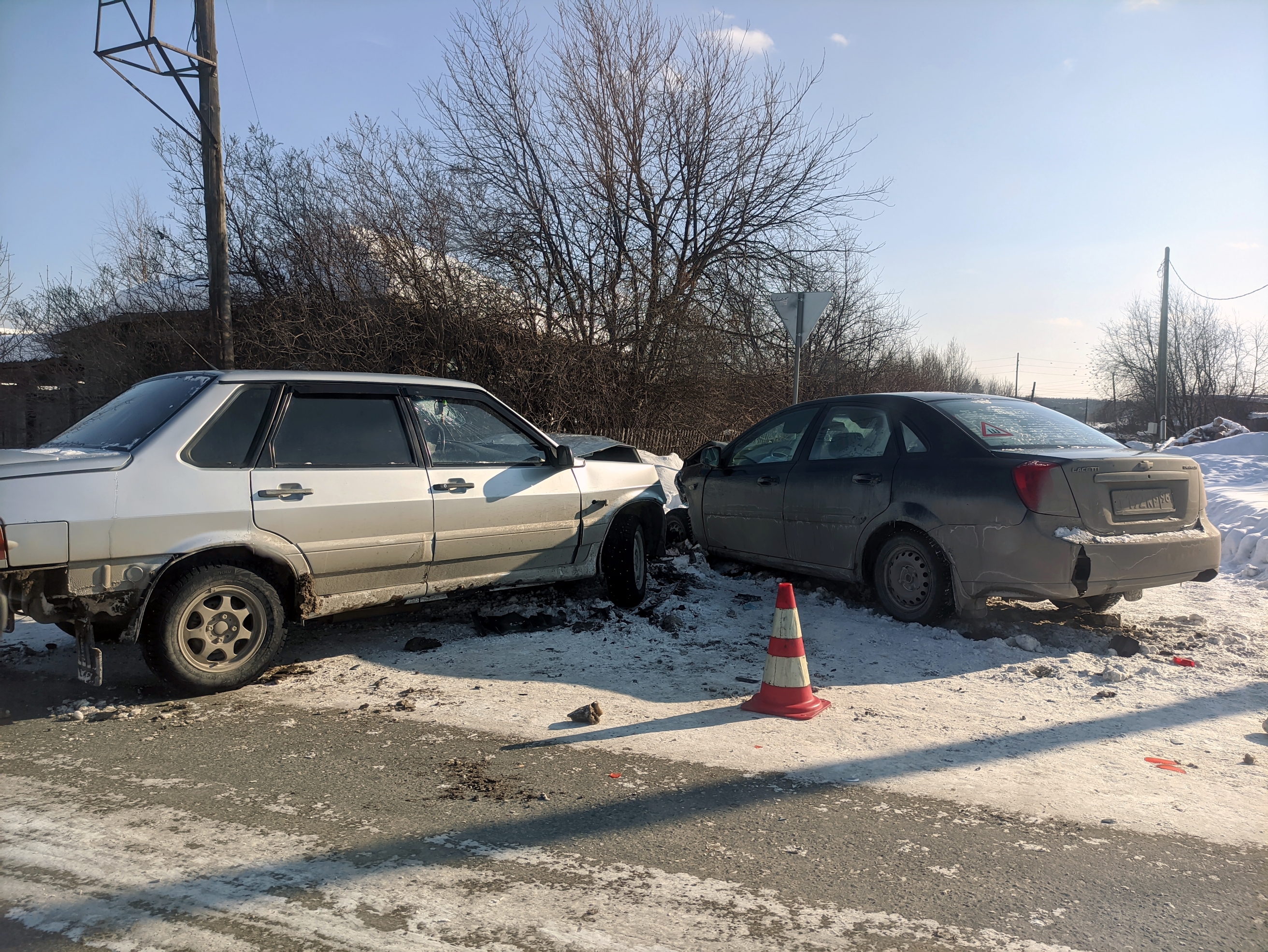 В ДТП пострадал один из водителей. В артемовском поселке Красногвардейский  столкнулись два автомобиля