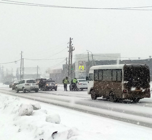 Снегопад сразу привел к аварии, которая произошла у железнодорожного переезда.