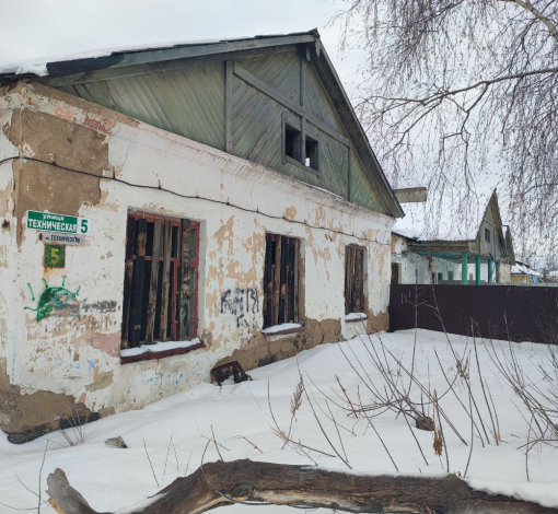 В таких домах все еще живут люди. И это недалеко от центра города