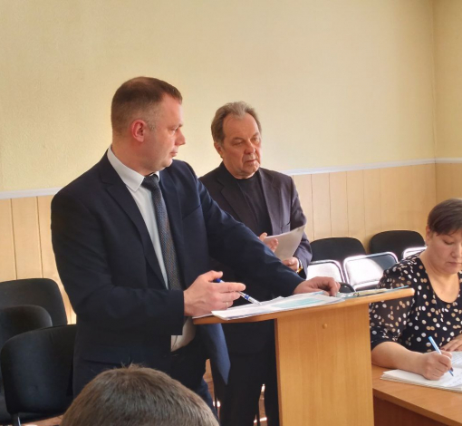 Игорь Бабкин (справа) отвечал на вопросы о нарушениях в его предприятии.