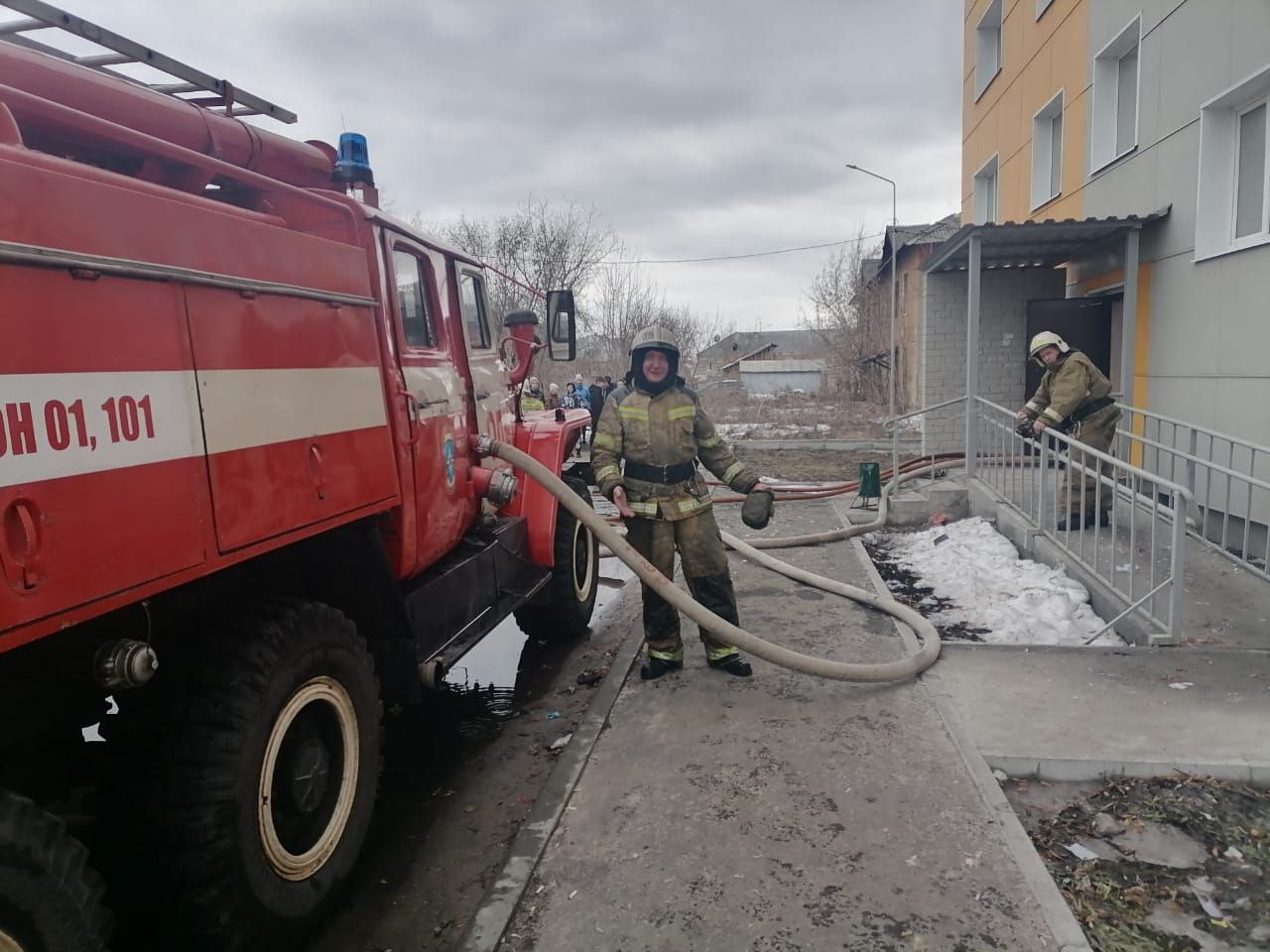 Последние новости в артемовском. Пожары в жилых домах. Пожарные. Пожар дома. Пожар в Омске.