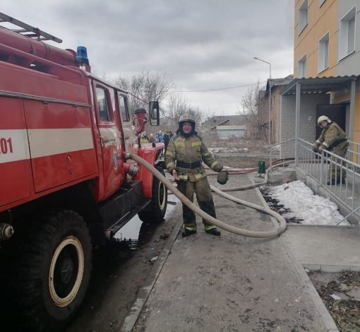 Пожарные не впервые выезжают гасить огонь в 5-этажку на Кутузова, 19.