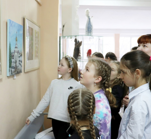 Работы юных художников и их педагогов разместились на выставке в ДХШ.