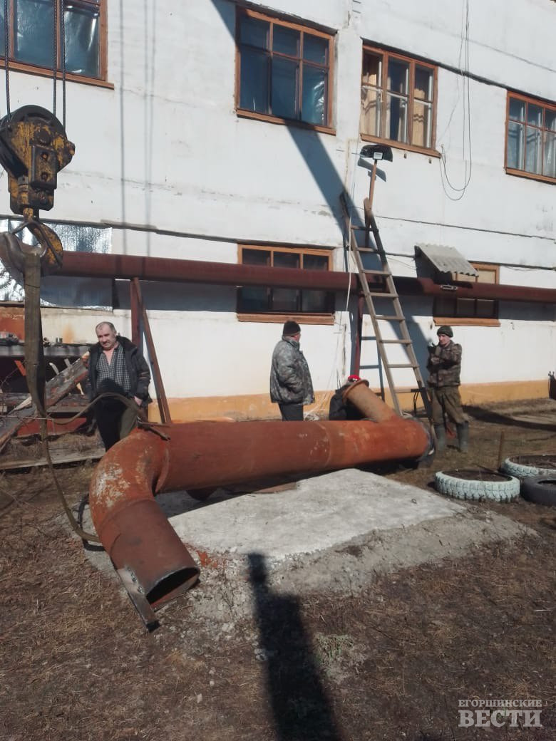 В п. Буланаш в эти дни вели ремонт на станции обезжелезивания. Фото: соцсети главы К. Трофимова.