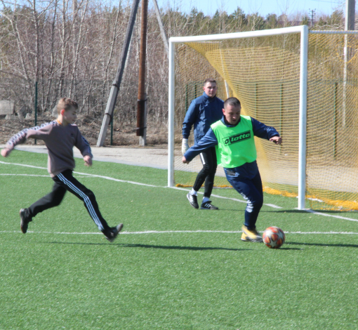 Андрей Коршунов (в зеленой манишке) на позиции защитника с трудом удерживает напор молодых игроков.