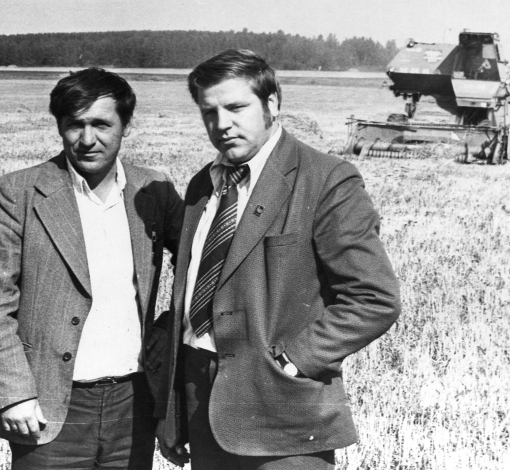 Виктор Войцешевский (слева) и Павел Коржавин на полях пропадали целыми днями: то засуха, то частые дожди обязывали вносить коррективы в уборочную. 