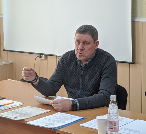 Глава Константин Трофимов торопился на видеоконференцию по модернизации ЖКХ, но ответил на все вопросы, поступившие от депутатов.