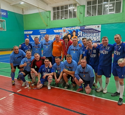 Две команды-финалисты сфотографировались с арбитром матча Серобом Аракеляном.