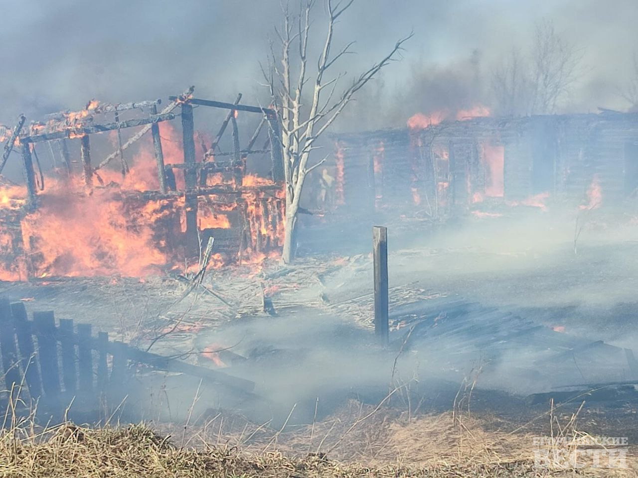 В Буланаше полыхает барак, пожарные спасают соседнее жилье | 16.04.2023 |  Артёмовский - БезФормата