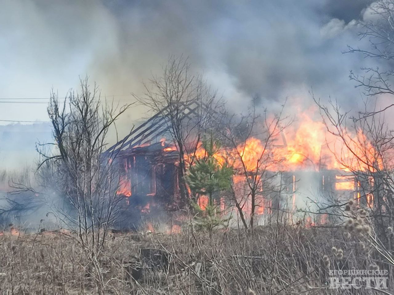 В Буланаше полыхает барак, пожарные спасают соседнее жилье | 16.04.2023 |  Артёмовский - БезФормата