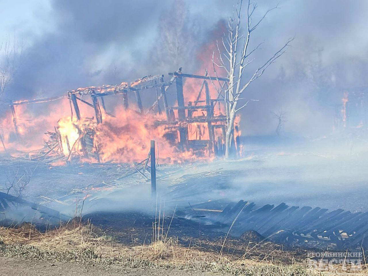 В Буланаше полыхает барак, пожарные спасают соседнее жилье | 16.04.2023 |  Артёмовский - БезФормата