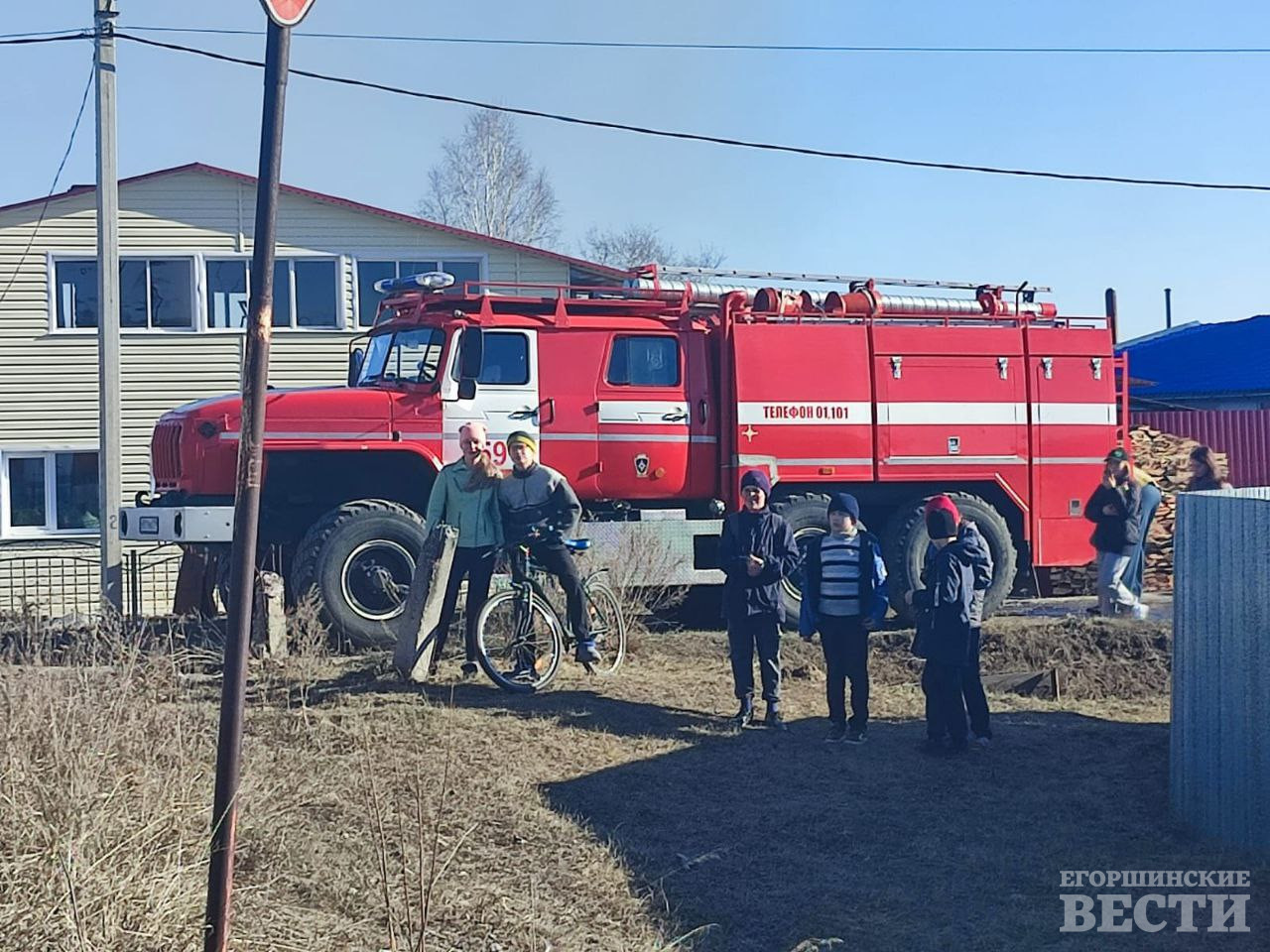 В Буланаше полыхает барак, пожарные спасают соседнее жилье | 16.04.2023 |  Артёмовский - БезФормата