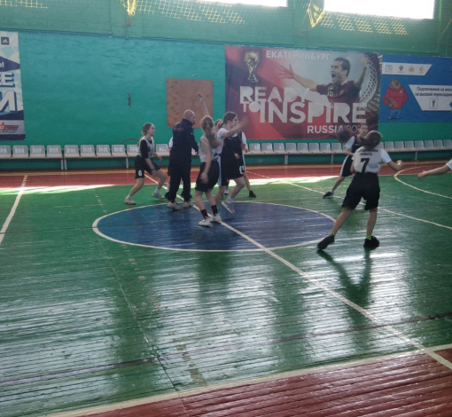 Буланашские девчонки (черная форма) в игре против баскетболисток школы №56