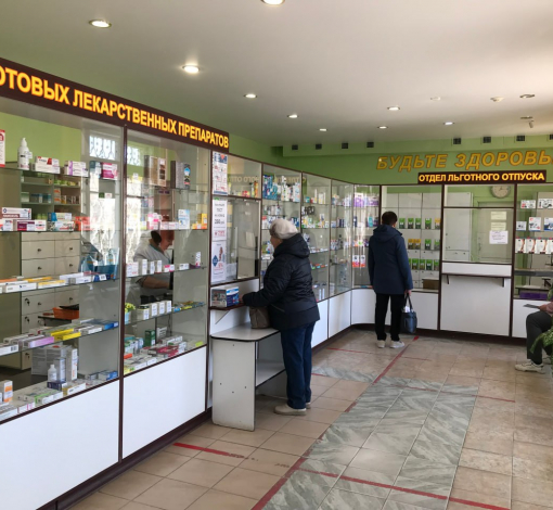 Полки бывшей муниципальной аптеки заполняются лекарствами. 