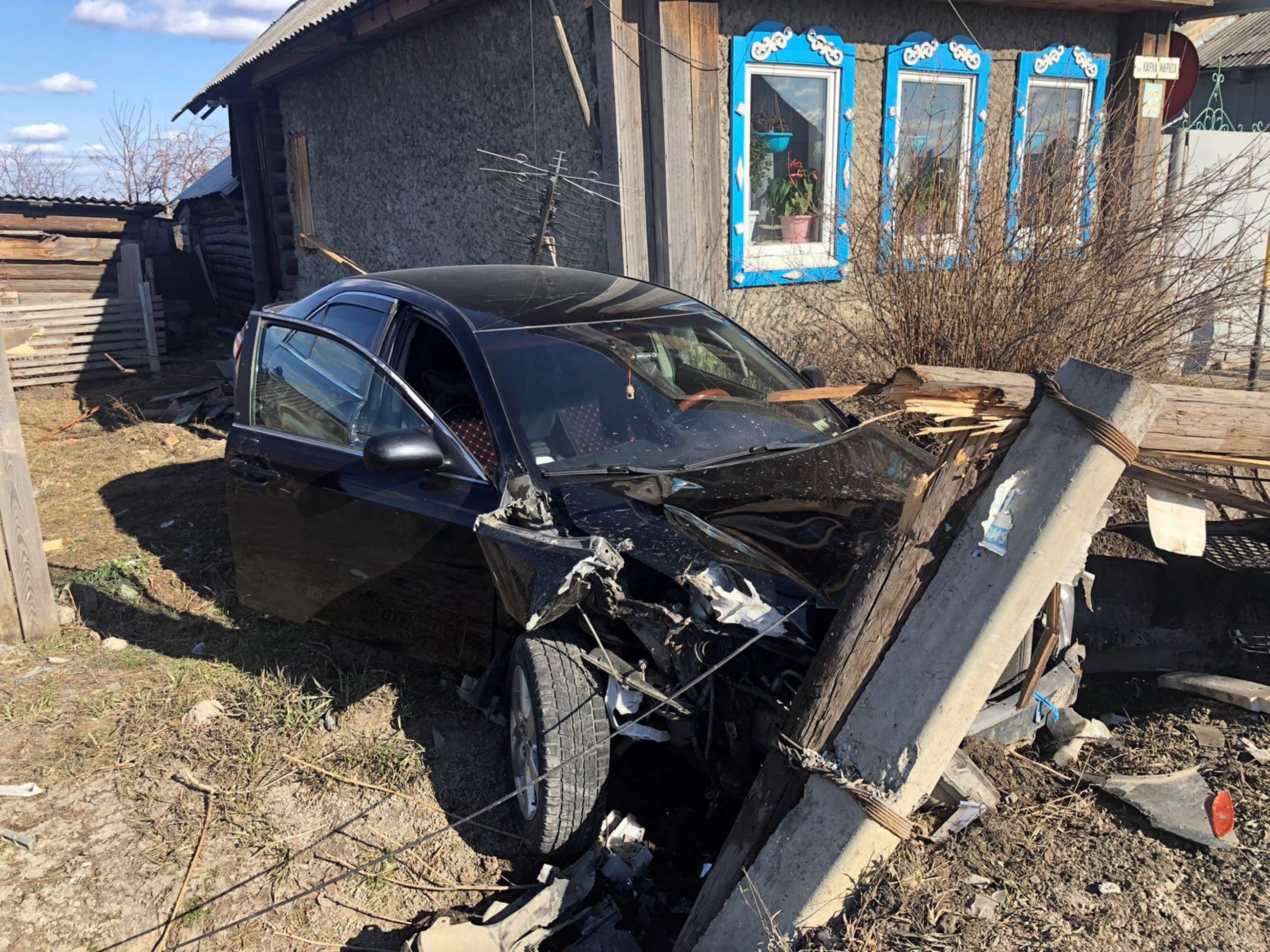 В Артемовском после ДТП упал столб линии электропередач и завалился забор