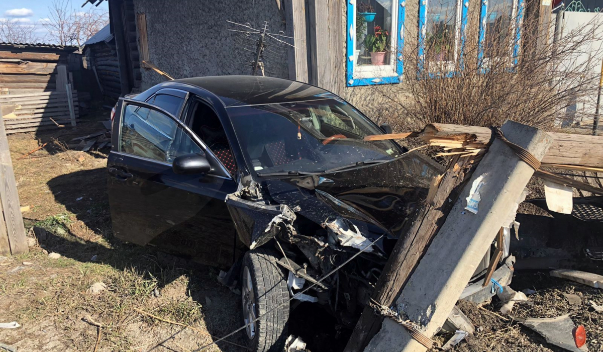 В Артемовском после ДТП упал столб линии электропередач и завалился забор