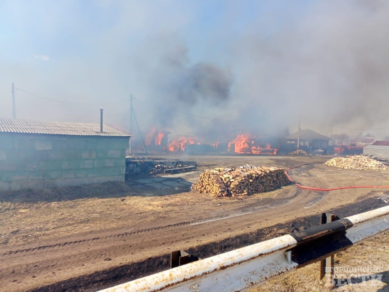Огонь совсем рядом с лесопилками и лесными складами. Фото: 