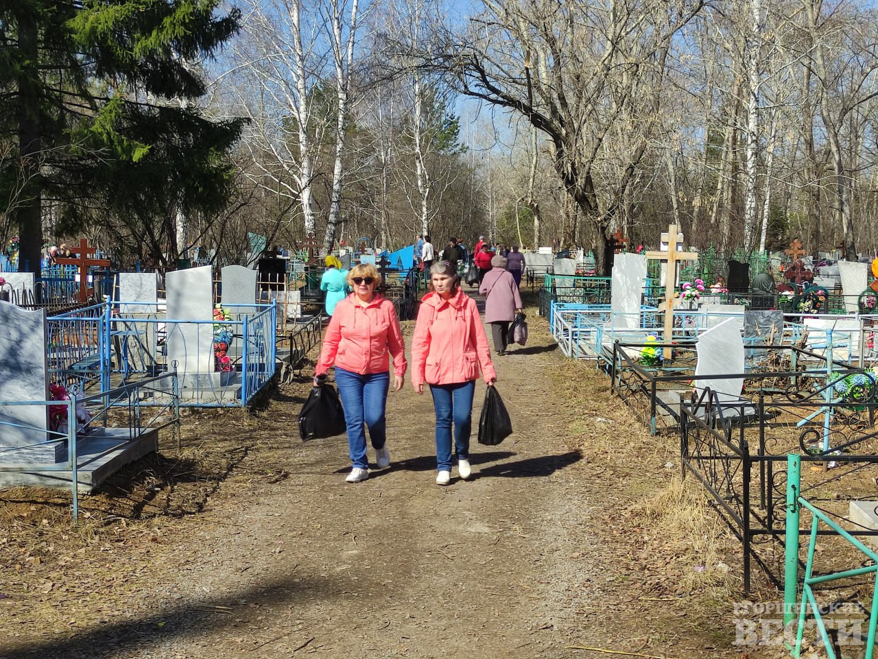 На кладбищах Артемовского: впечатления Родительского дня