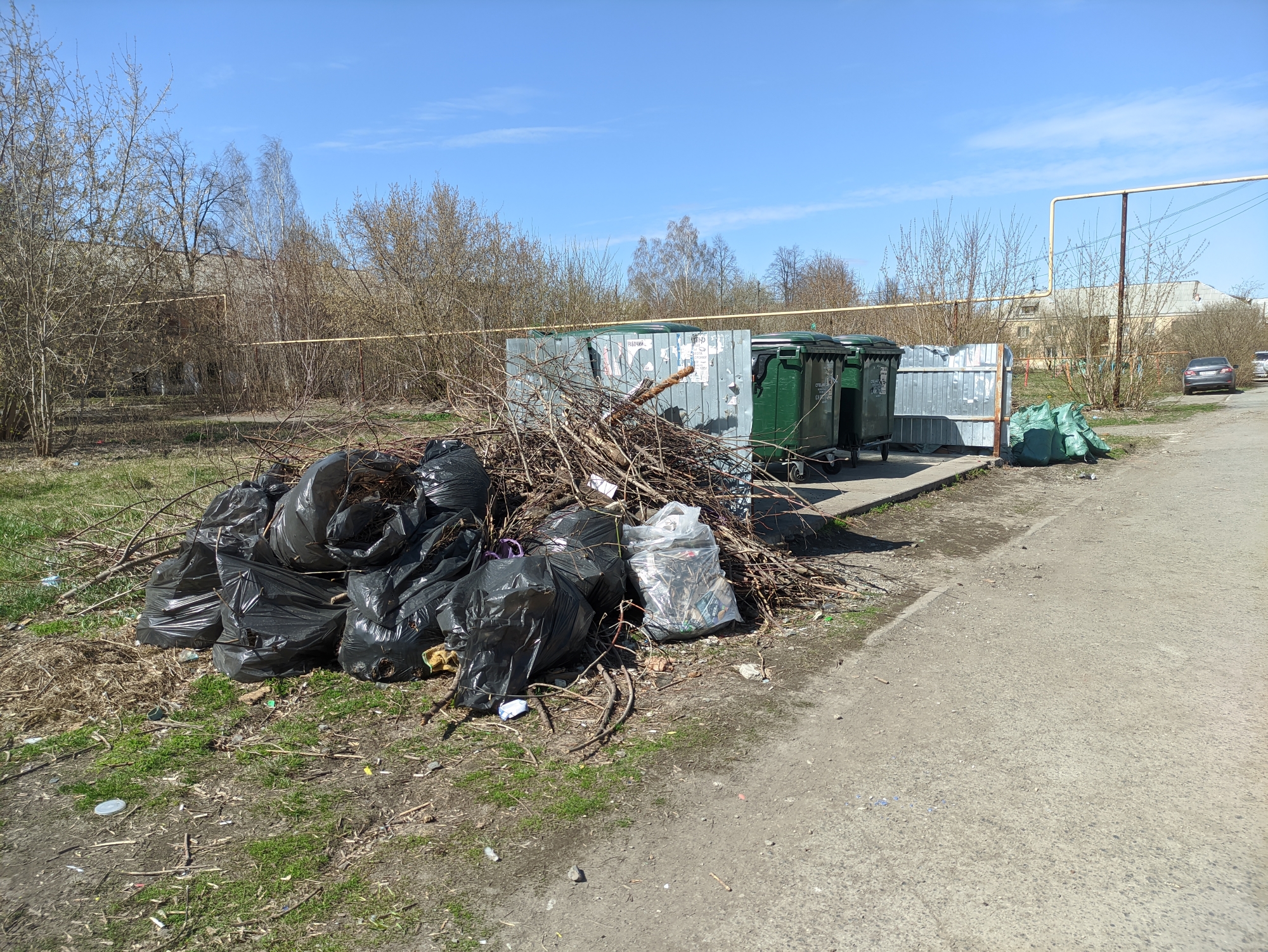 Прежде, чем отнести отходы на площадку, листву и траву необходимо упаковывать в мешки, а вот ветки и стволы деревьев распилить до необходимой длины.   