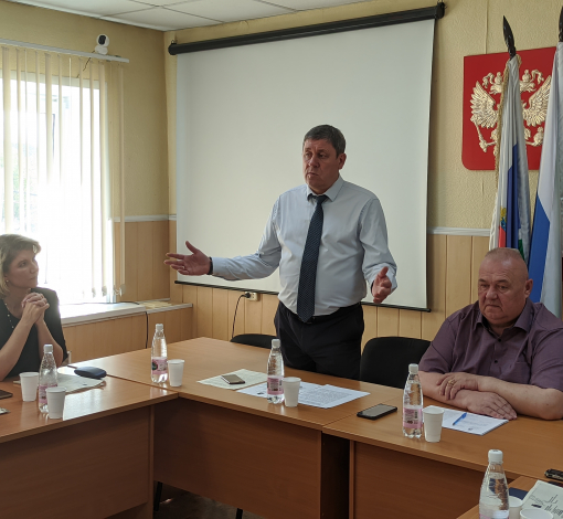 Глава АГО Константин Трофимов объясняет депутатам, что такое “лупинг”, и во сколько он нам обойдется.