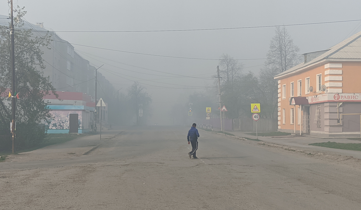 Небо в сером дымном тумане. В Буланаше, Красногвардейском, Артемовском  чувствуется близость лесных пожаров