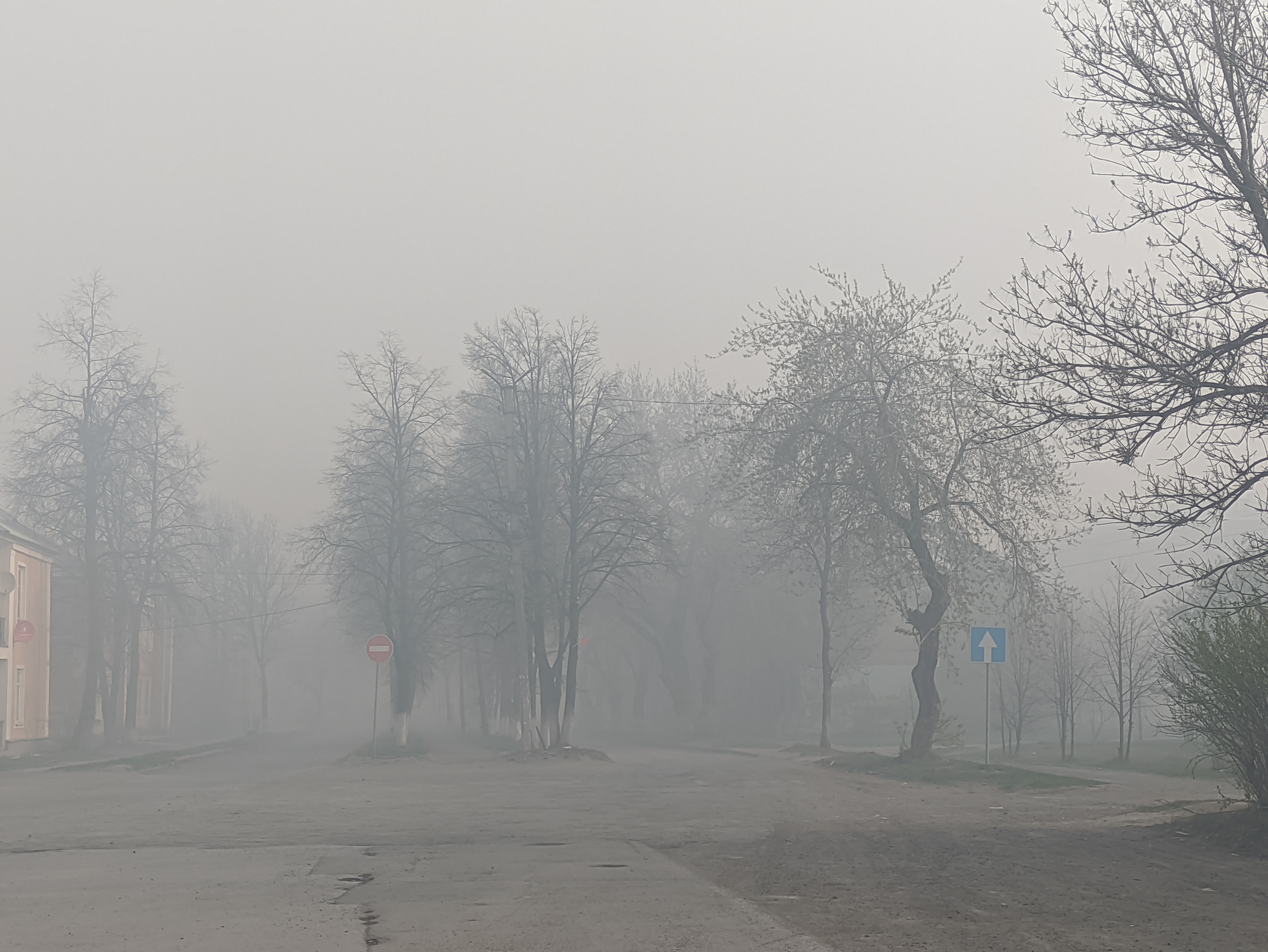 Погода красногвардейский артемовского на 10 дней. Туман фото. Небо туман. Пожар Артемовский Буланаш. Ровное серое небо.