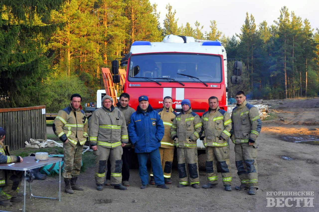 Евгений Рябцев (в центре) и пожарные ПЧ-59 у штаба пожаротушения на Буланаше.