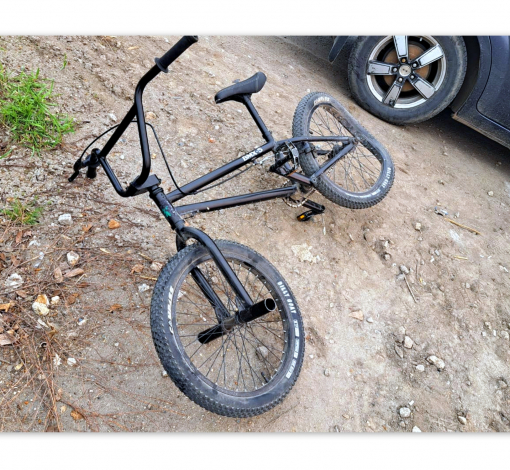 После наезда «Форд Фокуса» у велосипеда сильно замято заднее колесо.