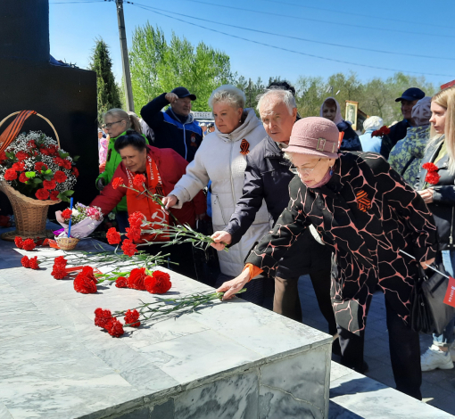 традиционного митинга в Артемовском нынче не было - только возложение цветов к памятнику "Артемовцам, ковавшим Победу на фронте и в тылу"