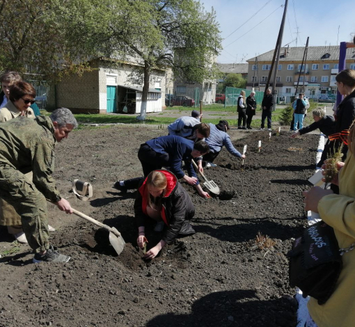 Память - как дерево. Ее нужно взращивать воспоминаниями о павших в боях героях и добрым отношением к тому, за что они отдали свои жизни.