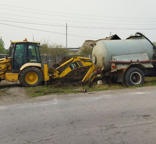 Прямо сейчас работники Водоканала ведут поиски порыва.