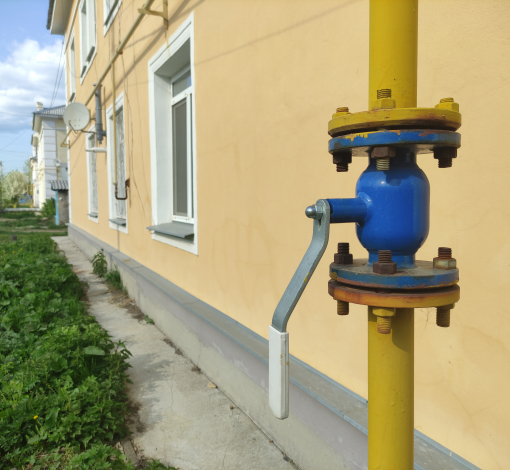 В трех домах по ул. Достоевского жильцы не платят огромные деньги за отопление - дома отапливаются газом.