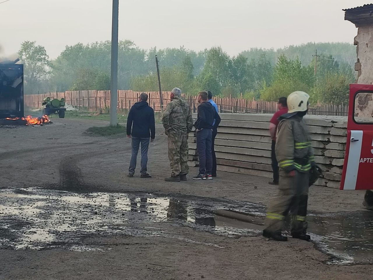 В п. Буланаш угроза огня миновала, пожар на колбасной фабрике потушен