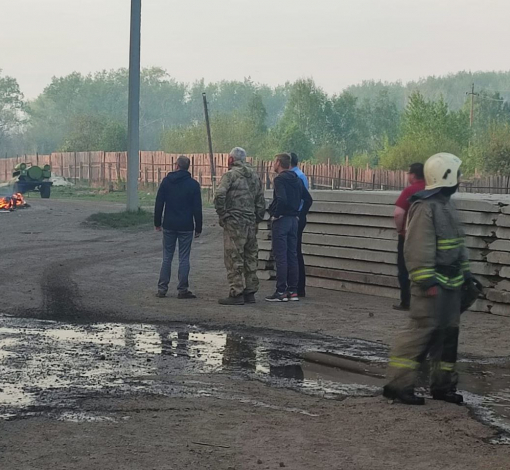 Огонь усмирили, опасности поселку нет.