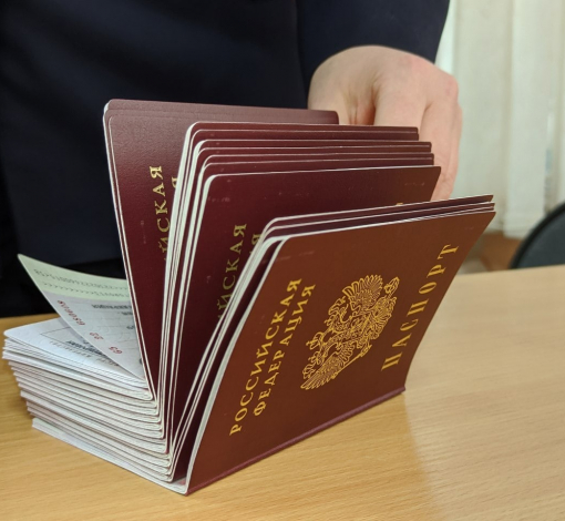 Первый паспорт в руках - главный шаг к статусу полноправного гражданина России.