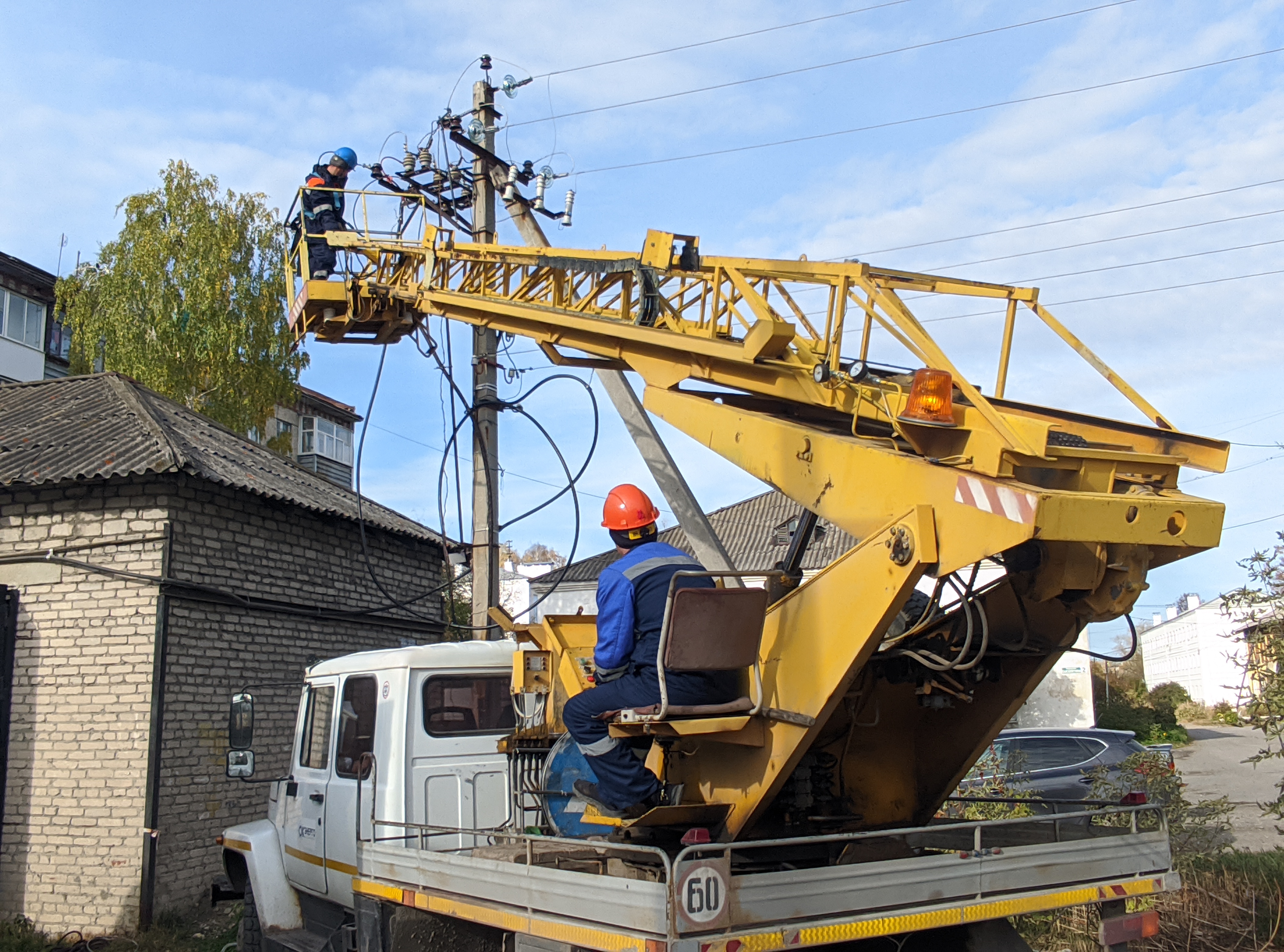 В Артемовском и поселке Буланаш энергетики отключают электричество