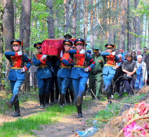 Денис Фазылов был похоронен на кладбище села Покровское с воинскими почестями.