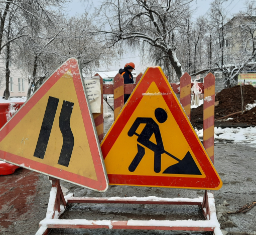Изношенный участок теплосетей по улицам Комсомольская - Почтовая в минувшем отопительном сезоне тепловикам пришлось вскрывать трижды. 