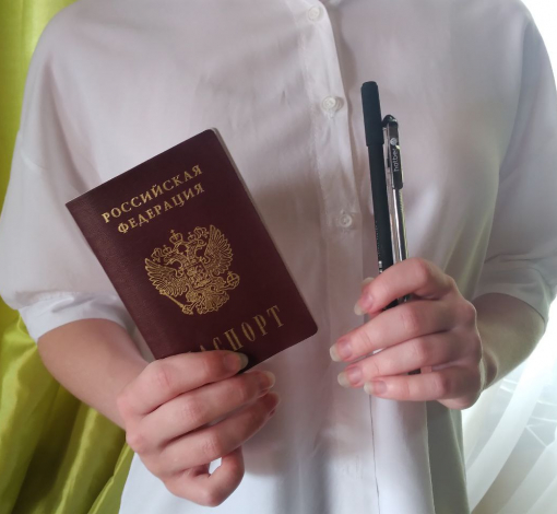 Вход в аудиторию на ЕГЭ по русскому языку с паспортом и двумя гелевыми ручками. 