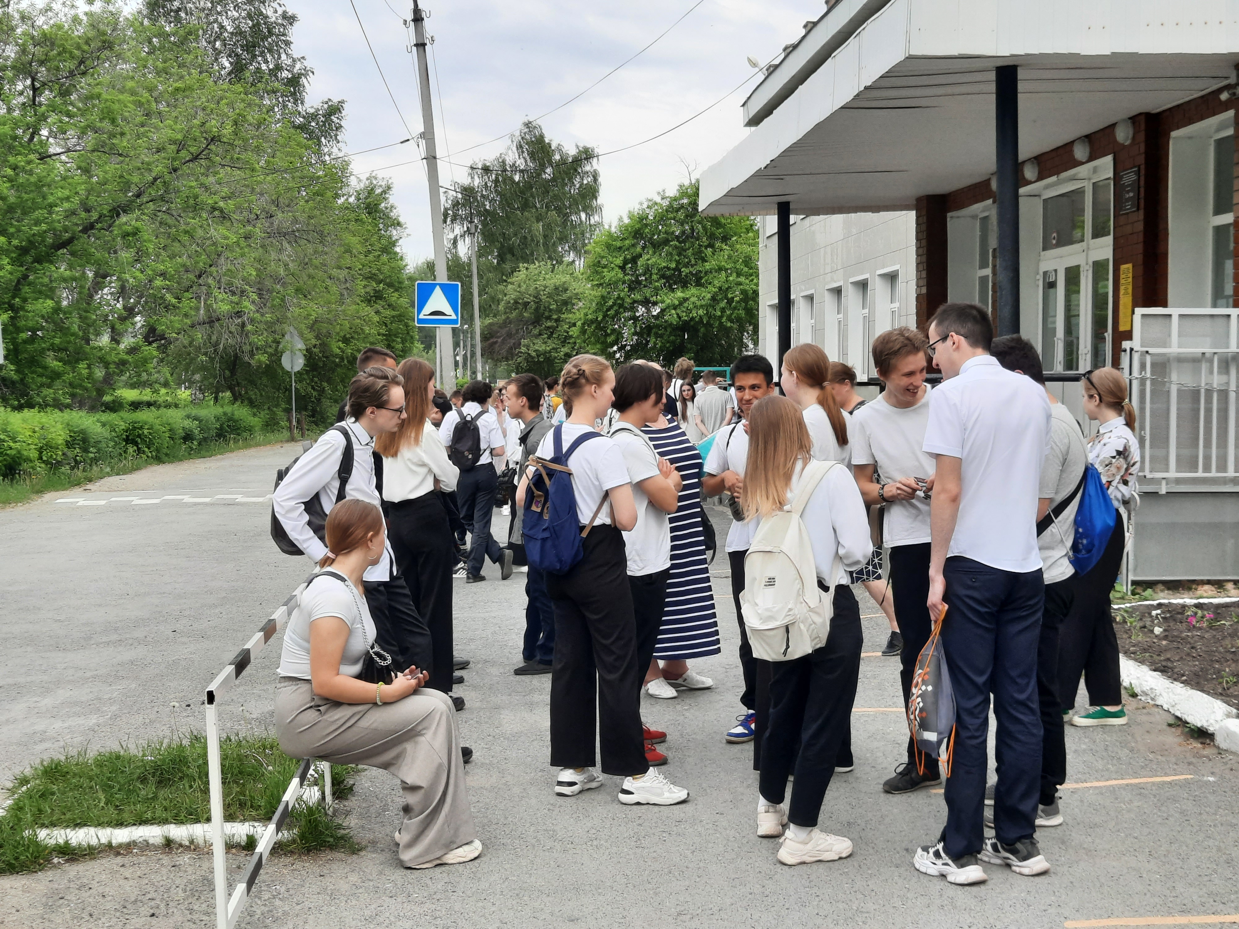 ﻿Удачи на экзамене! В Артемовском одиннадцатые классы сдают ЕГЭ по  математике