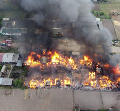 Такую жуткую картину заснял квадрокоптер. Полностью сгорели два жилых дома на 4 квартиры.
