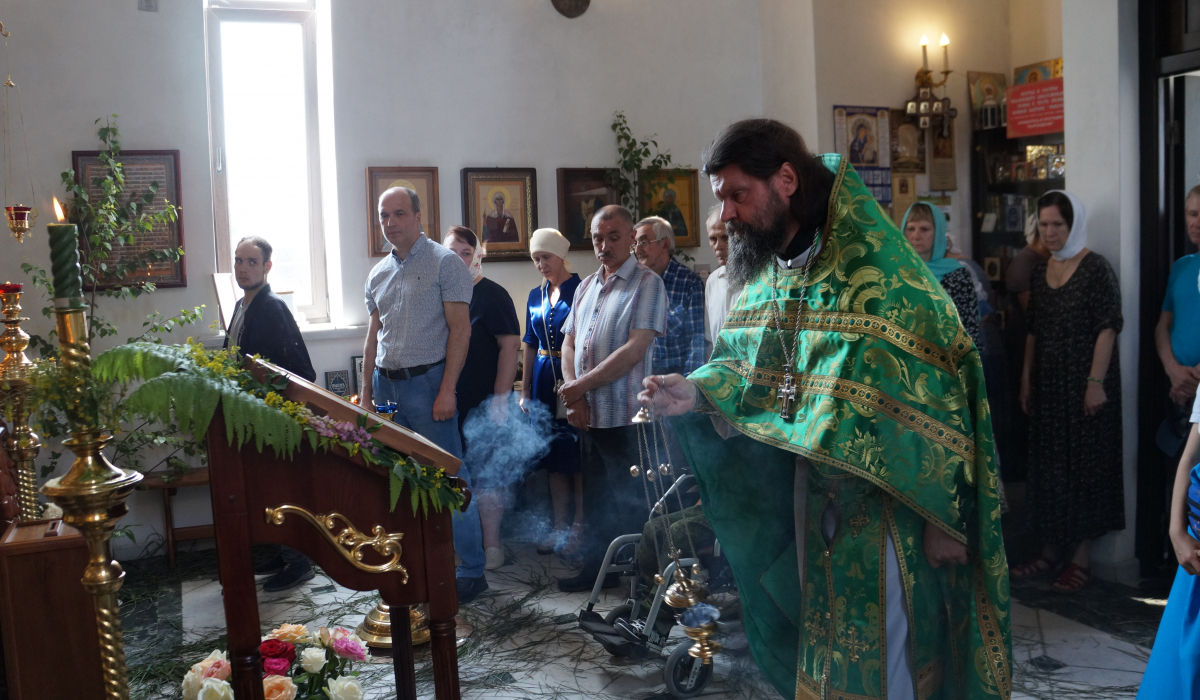 Троица у православных артемовцев: чудный образ, концерт на улице и молитва у колокольни